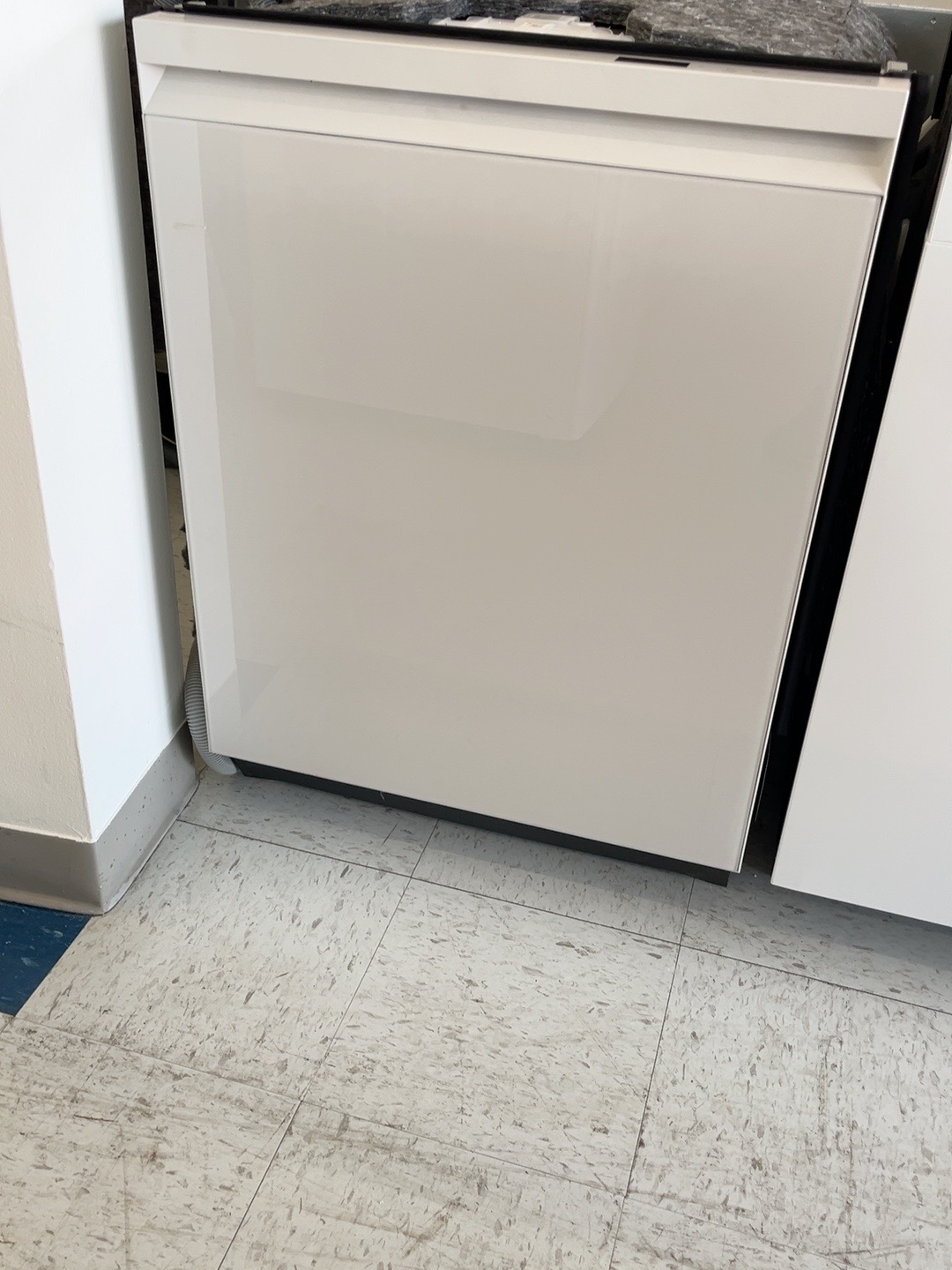Actual Samsung Bespoke AI 24-Inch Smart Dishwasher in White Glass – Model DW90F89T0U12 in the MD Appliances showroom